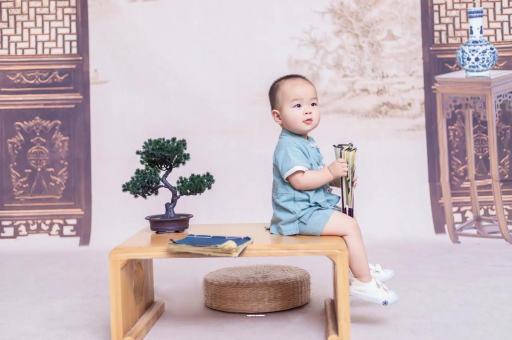 鄂州宝宝边吃奶边挣扎烦躁